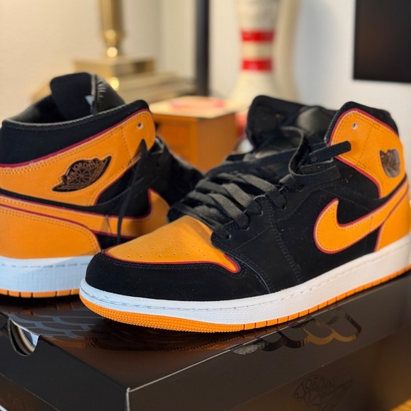 ALMOST NEW WORN ONCE - M 10.5 - AIR JORDAN 1 MID SE CREAMSICLE TAMPA BUCCANEERS main image 12